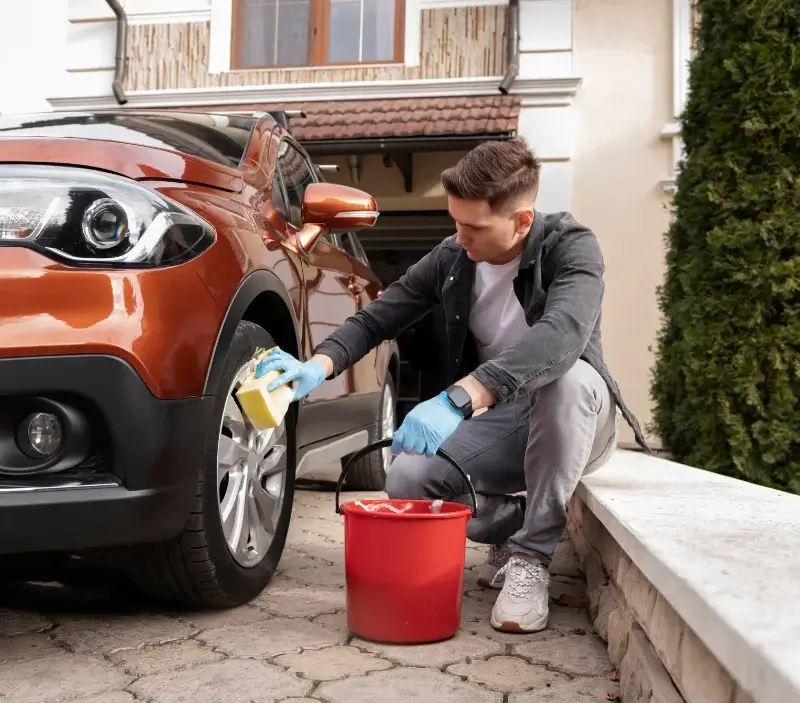 Lavage auto à domicile Melve : professionnel intervenant sur un véhicule